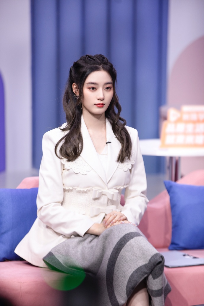 早盘:美股继续上扬 道指上涨逾400点