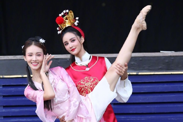 上海一个月大女宝宝爱看帅哥