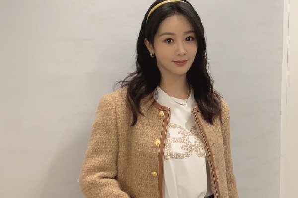 马克龙直接上手拦住特朗普发言