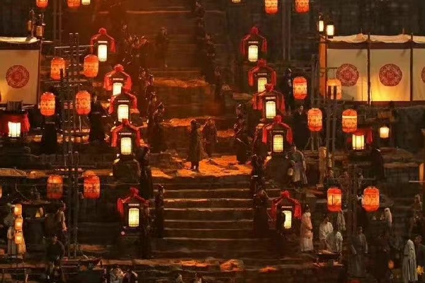 露露乐蒙下调业绩指引引发股价大跌，创始人股权之争成经营逆风