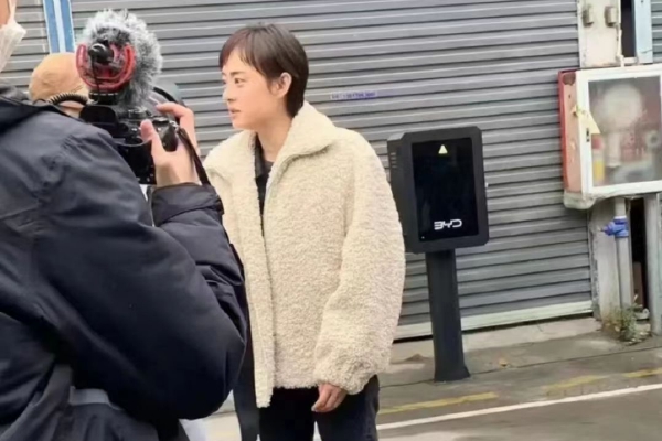 往下面一颗一颗塞珠子扩张家庭片_免费播放-hd高清
